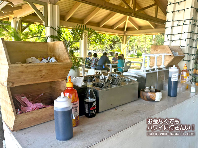 ベアフットビーチカフェは、ワイキキビーチ（ハワイ）沿いの絶景カフェ