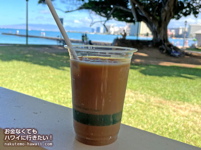 ベアフットビーチカフェは、ワイキキビーチ（ハワイ）沿いの絶景カフェ