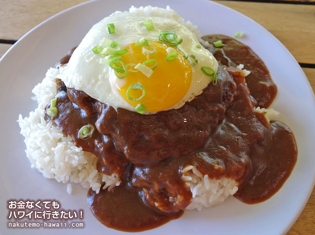 ベアフットビーチカフェは、ワイキキビーチ（ハワイ）沿いの絶景カフェ