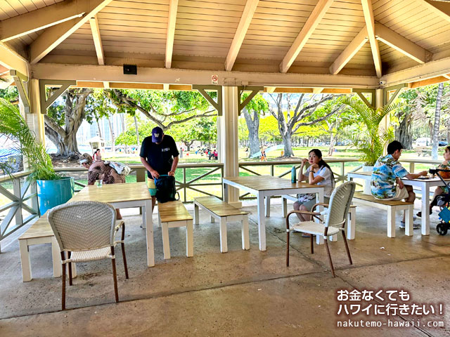 ベアフットビーチカフェは、ワイキキビーチ（ハワイ）沿いの絶景カフェ