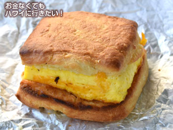 ホールフーズマーケットクイーン店の朝食メニューのエッグ＆チーズ ビスケットサンドイッチ